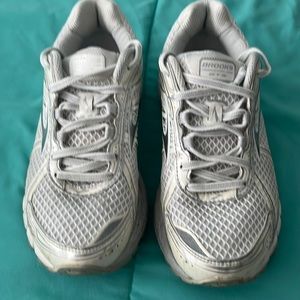 Brooks Adrenaline GTS 15 white rarely used excellent condition